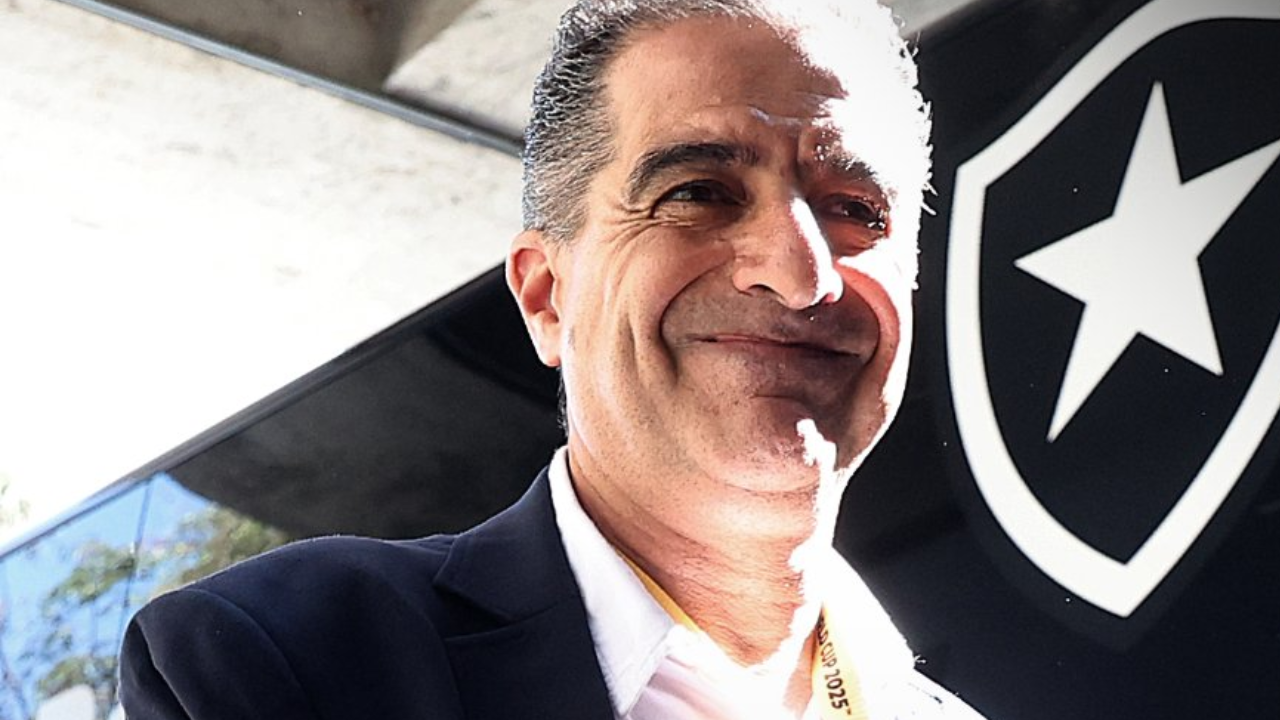 Renato Paiva desembarca de ônibus do Botafogo para duelo contra o PSG | Reprodução/X/@GE 
