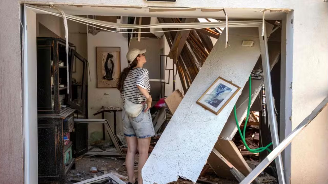 Casa atingida na área de Ramat Aviv, em Tel Aviv, após ataque do Irã a Israel | Reprodução: MAYA LEVIN / AFP