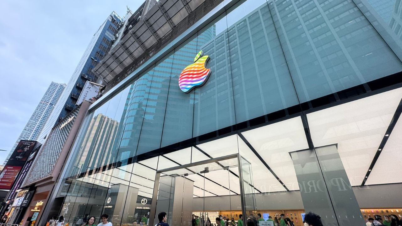 Imagem de uma das lojas da Apple, com logo especial |
reprodução/X/@luoling8192