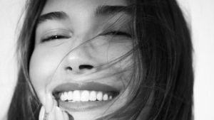 A estética dental vive um novo momento: mais leveza, menos exagero, e Hailey Bieber é o símbolo dessa virada