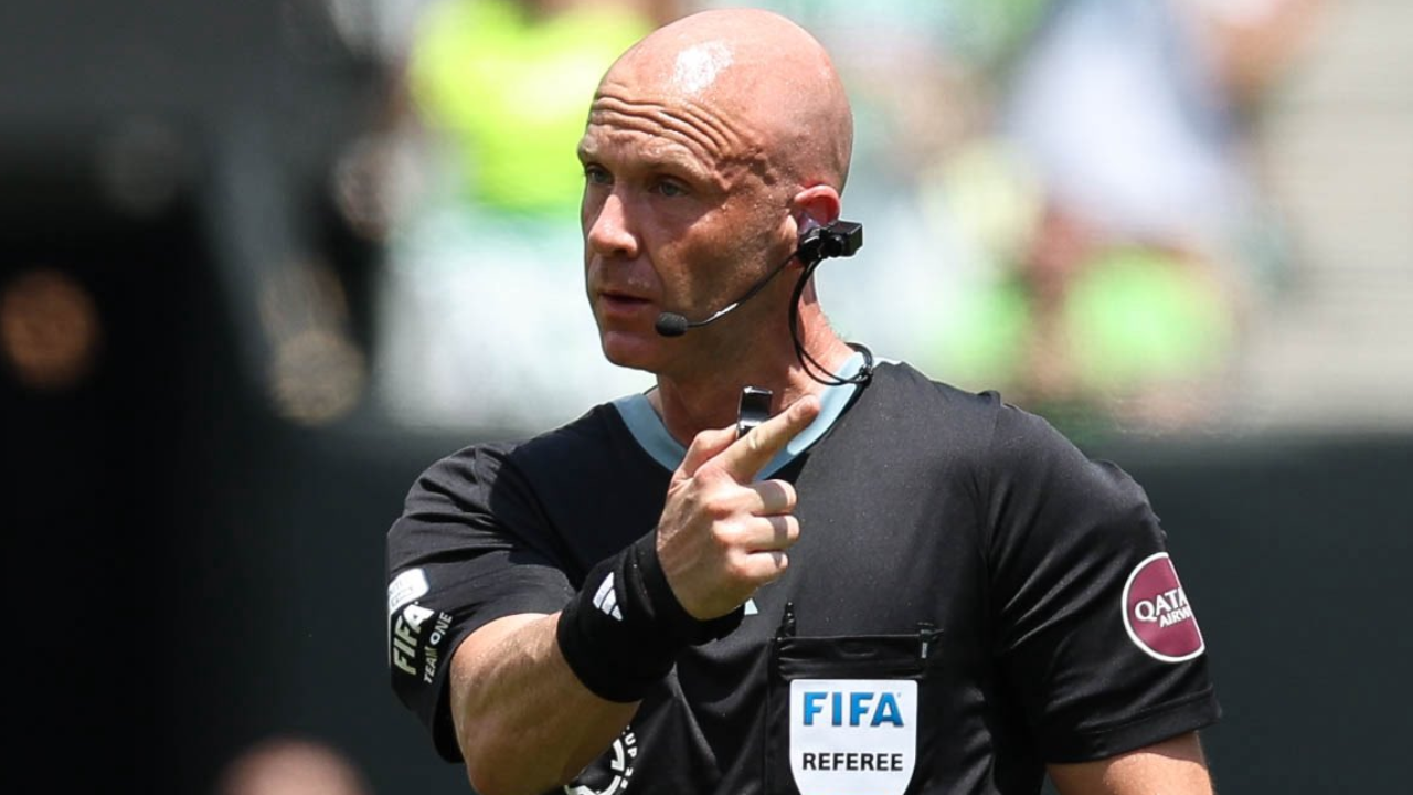 Anthony Taylor em ação na partida entre Palmeiras X Al Ahly | Reprodução/X/ Cesar Greco/SEP