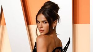 Bruna Marquezine compartilha vídeo de momento de descontração dançando com a cachorrinha de sua amiga Sasha no colo no ritmo de forró