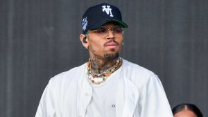 Chris Brown responde na Justiça britânica por agressão em boate