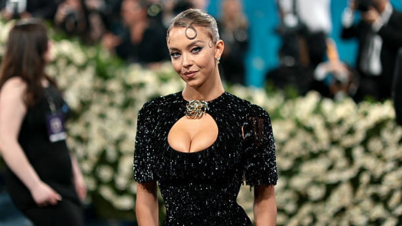 A atriz Sydney Sweeney no Met Gala | Reprodução/Dimitrios Kambouris/Getty Images Embed