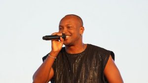 Thiaguinho fica surpreso com o tamanho da barriga de Carol Peixinho após turnê no exterior