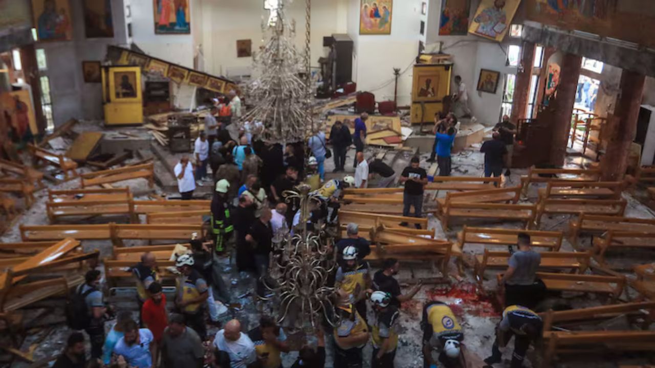 Estragos causados na Igreja Mar Elias, alvo de um atentado suicida em Dweil’a, nos arredores da capital síria, Damasco | Reprodução/AFP