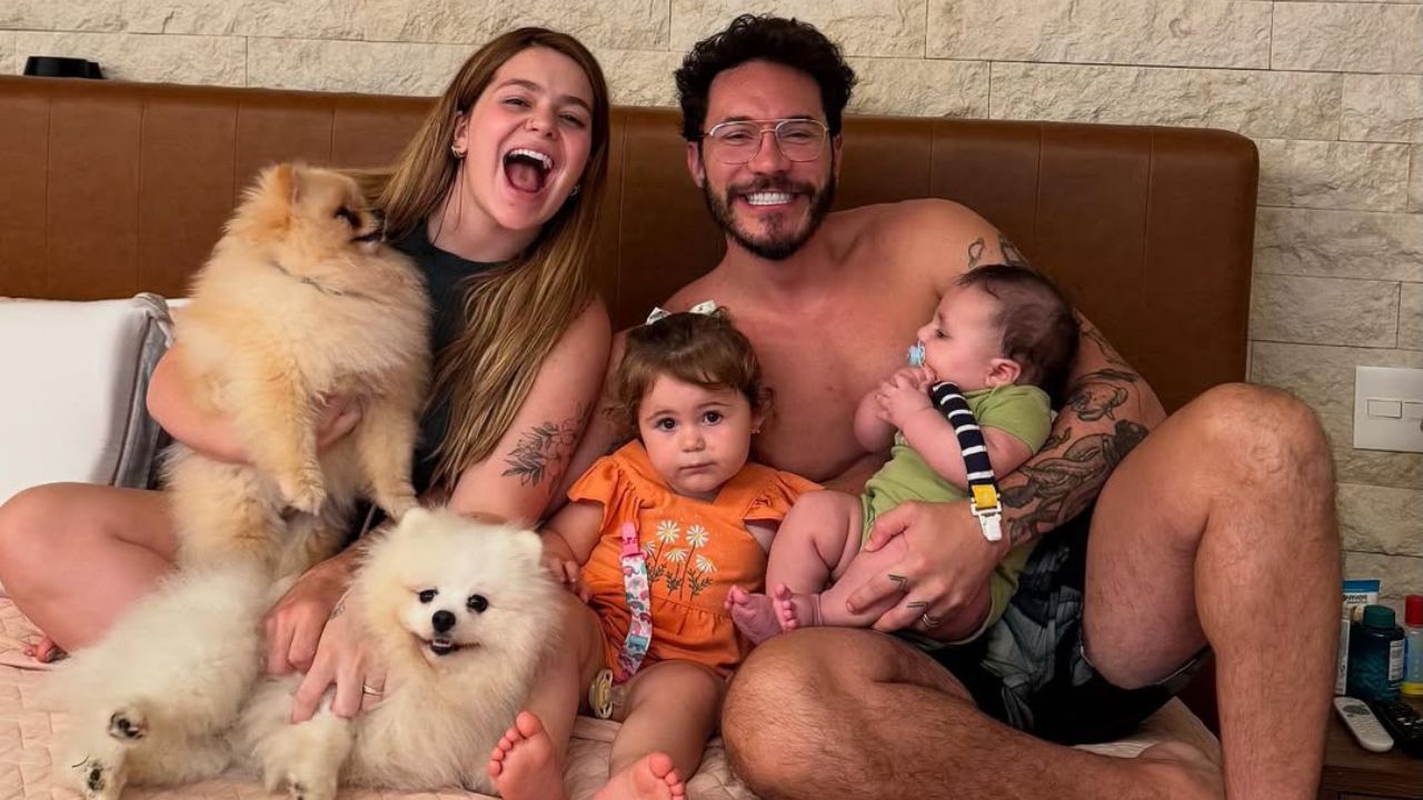Casal em foto com Lua e Ravi | Reprodução/instagram/@viihtube