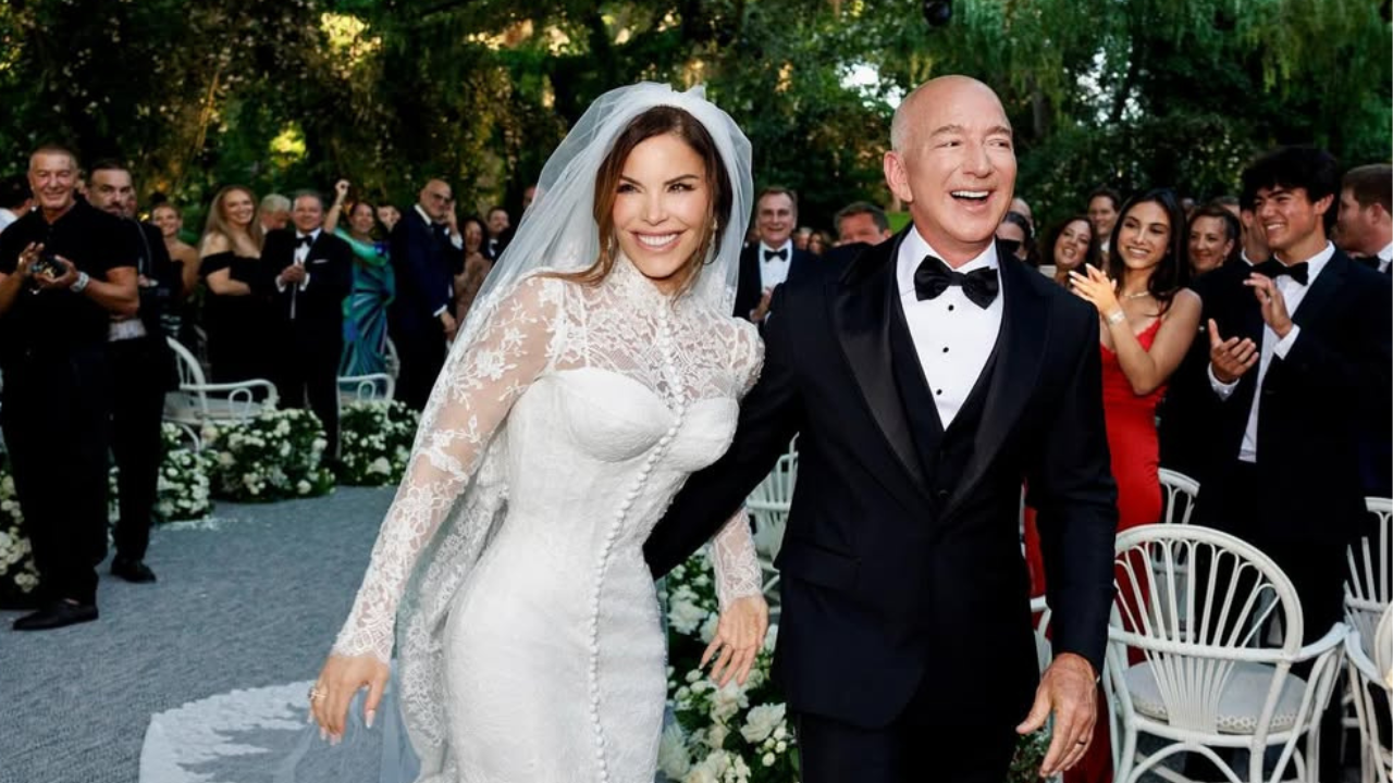 Lauren Sánchez casa com Jeff Bezos usando vestido de gola alta e véu rendado da Dolce & Gabbana | Reprodução/Instagram/@laurensanchezbezos
