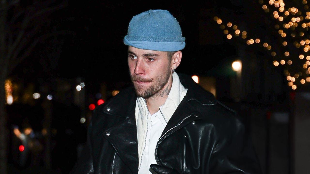 Justin Bieber caminha por The Upper East Side 
|Reprodução/Aeon/Getty Images Embed