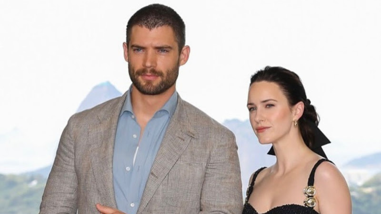 Rachel Brosnahan na coletiva de imprensa de Superman | reprodução/divulgação)