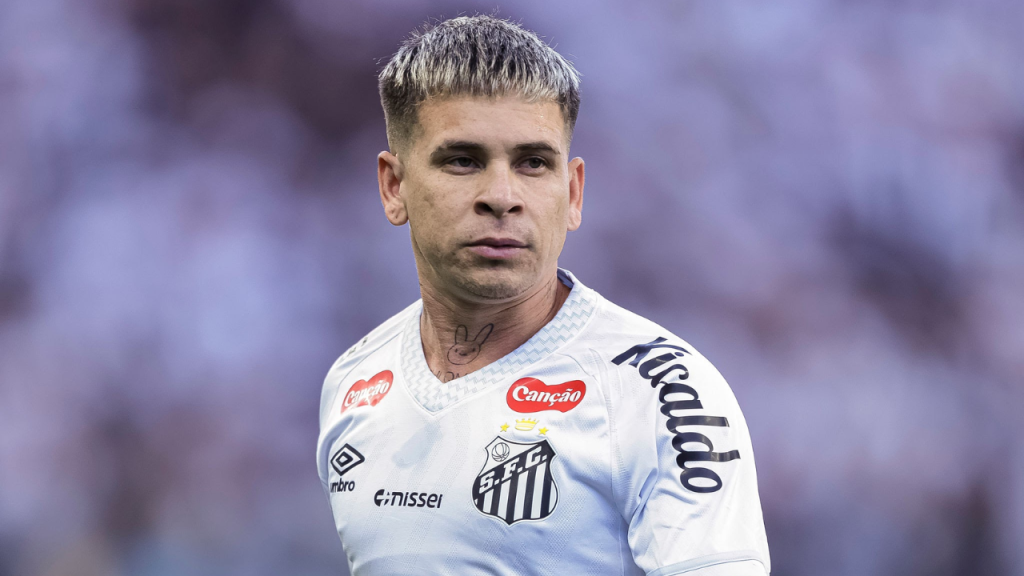 Treinador do Santos quebra silêncio sobre saída de Soteldo para o Fluminense