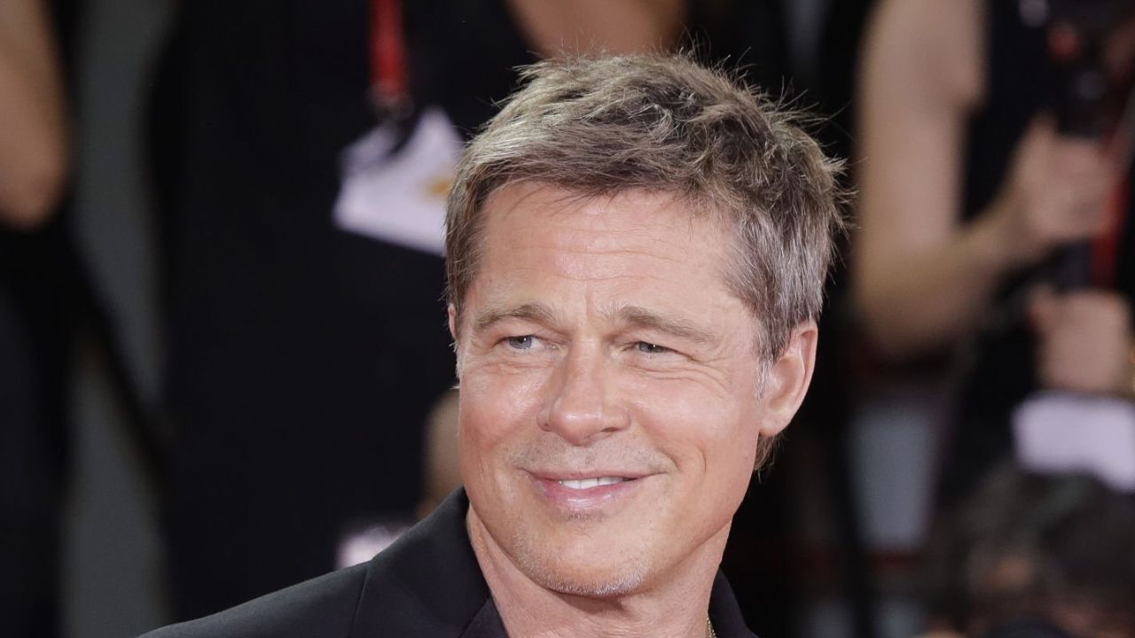 Brad Pitt rompe laços com dois filhos e acirra conflito com Angelina Jolie | Reprodução/ Laurent KOFFEL/Gamma-Rapho/Getty imagens