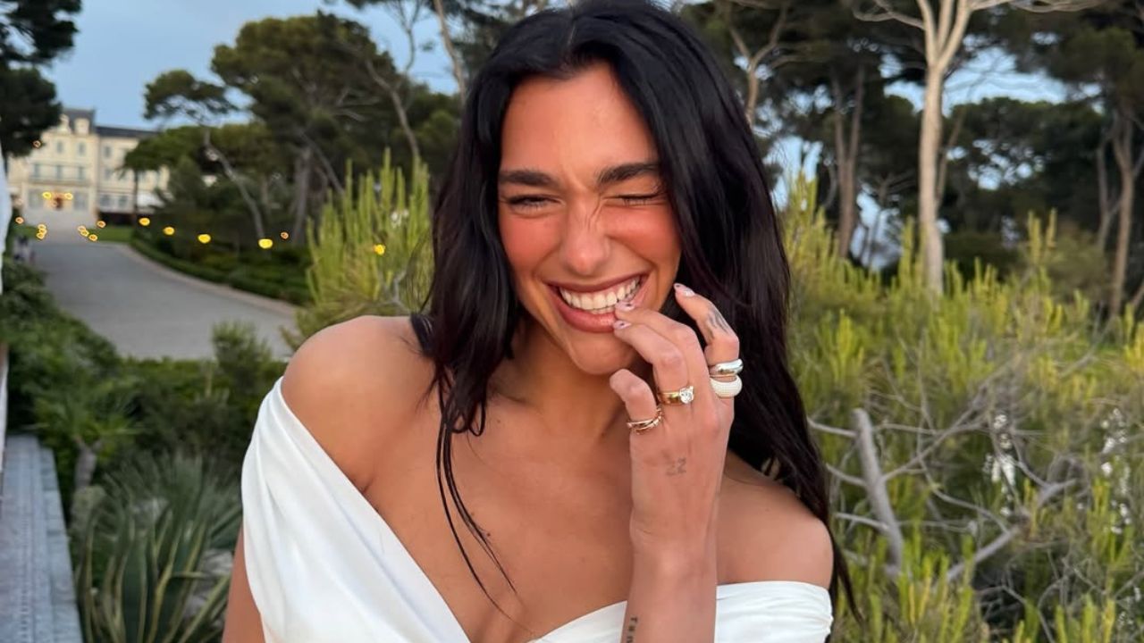 Dua Lipa e seu anel de noivado