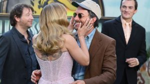 Pré-estreia de Jurassic World tem selinho inesperado entre Scarlett Johansson e Jonathan Bailey