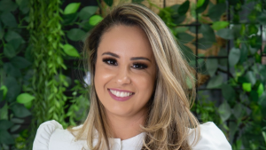 Tricologista Valine Alencar: Referência Internacional em Tricologia e Educação Capilar