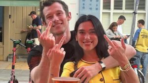 Dua Lipa usa look icônico de Claudia Schiffer em Londres