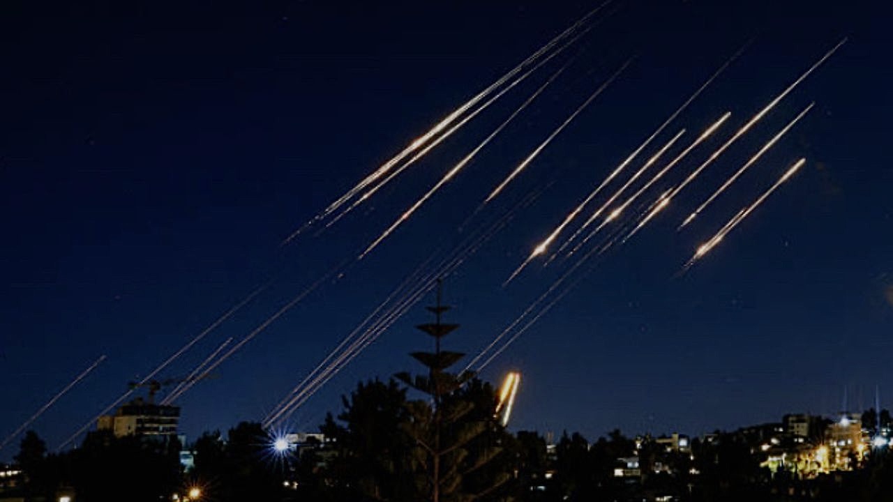 Mísseis disparados pelo Irã | Reprodução/Menahem Kahana/ Getty Images Embed