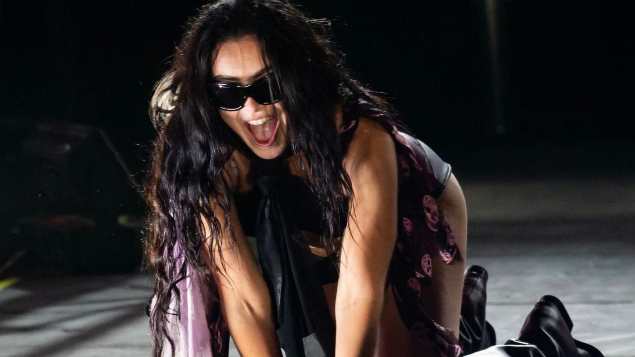 Charli XCX em sua apresentação no festival Glastonbury | Reprodução/X/@PopCrave