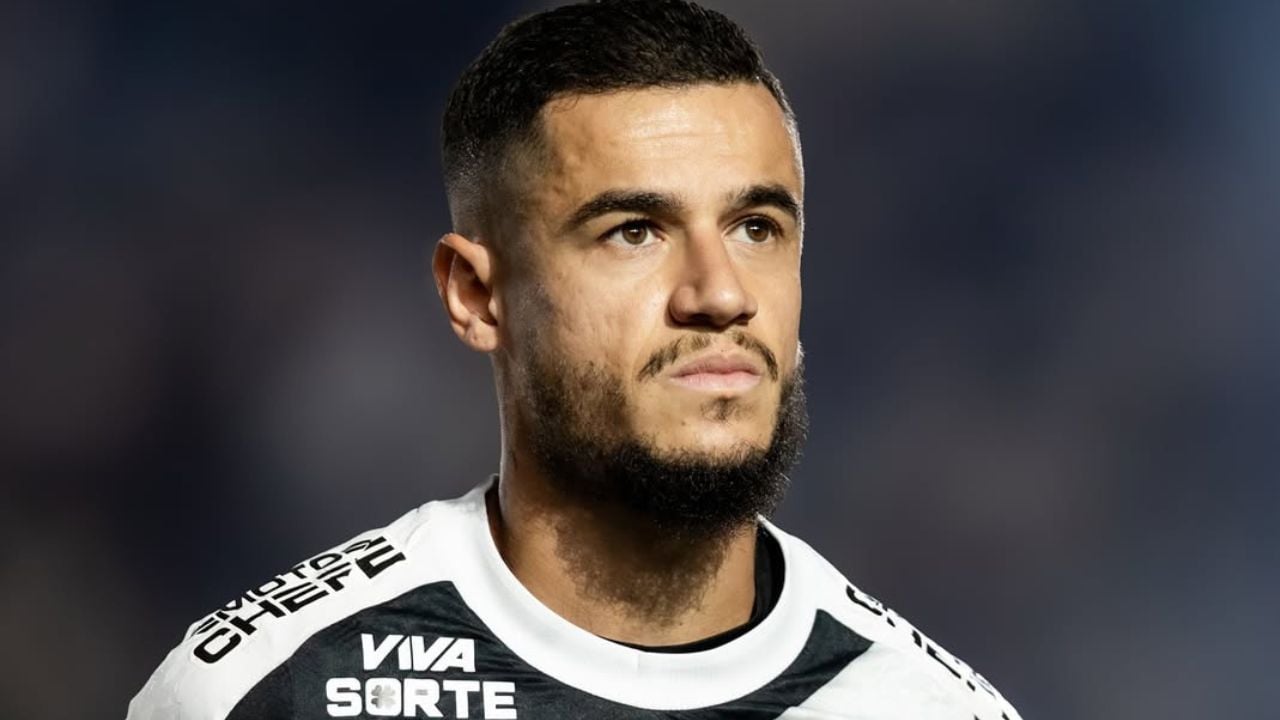 Coutinho pelo Vasco na execução do Hino Nacional | Reprodução/Instagram/@phil.coutinho