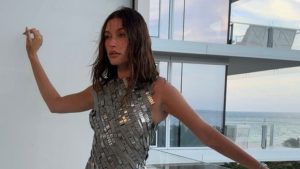 Hailey Bieber aposta em vestido tubinho de cetim e resgata o glamour dos anos 2000