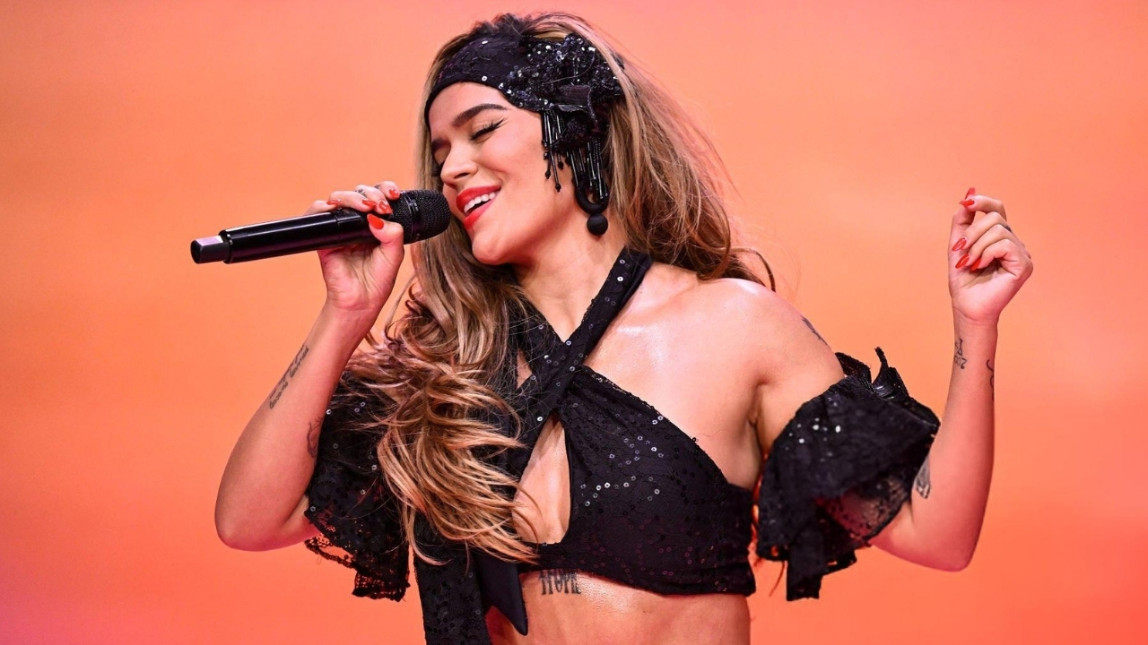 Karol G em performance no "The Tonight Show" | Reprodução/Instagram/@karolg