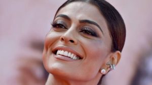 Juliana Paes brilha em Saint-Tropez com vestido de grife avaliado em R$ 19 mil