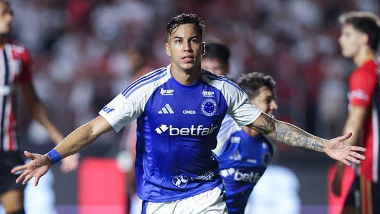 Jogador Kaio Jorge comemorando em campo 