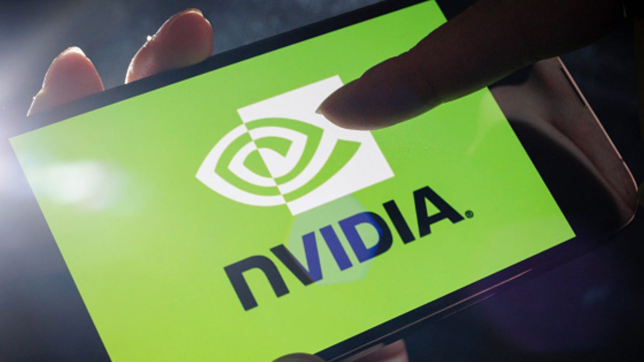 Nvidia visto em um smartphone | Reprodução/Thomas Trutschel/Photothek/ Getty Images Embed/