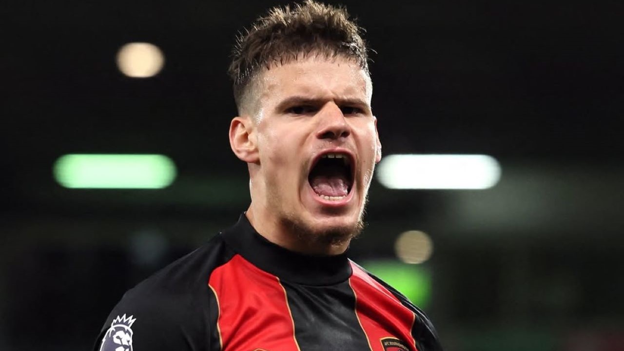 Milos Kerkez atuando pelo Bournemouth | Reprodução / Instagram / @miloskerkezofficial