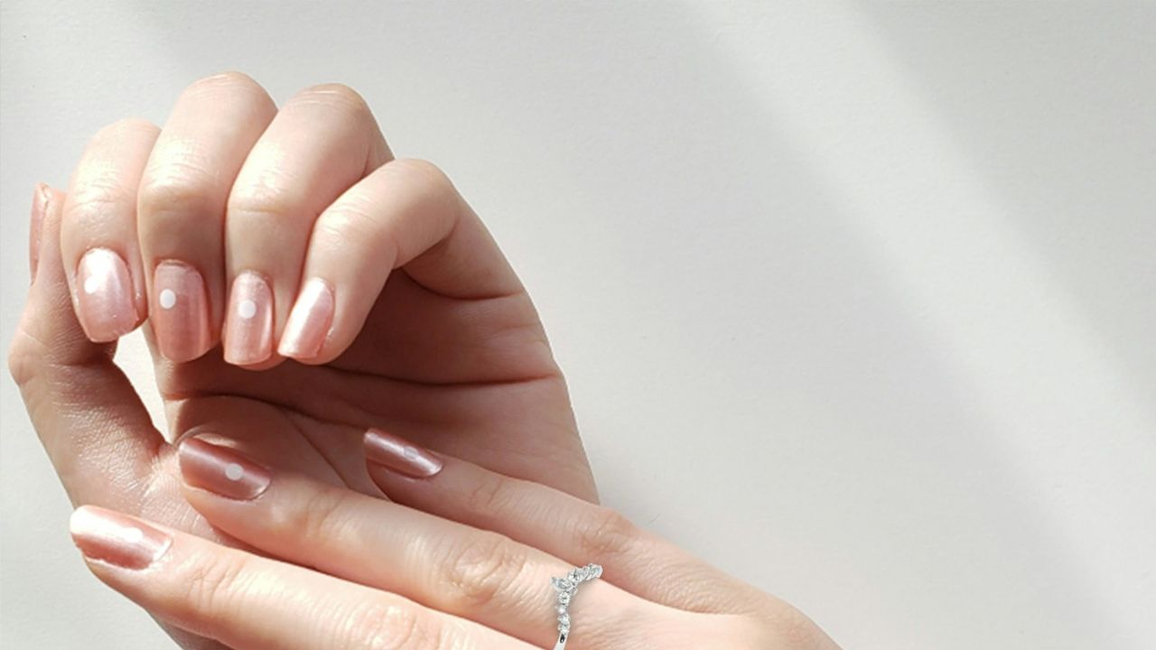 Inpiração e segredos da manicure ao estilo Glass Nail das celebridades | Reprodução/Unsplash/@anaziajewelery