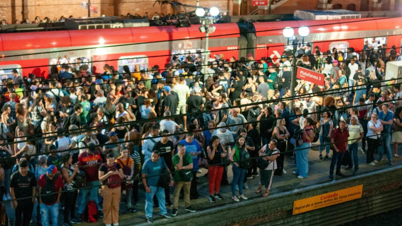 passageiros na Plataforma 3, da estação da Luz, esperando o trem  | Reprodução/Instagram/@roberttocosta
