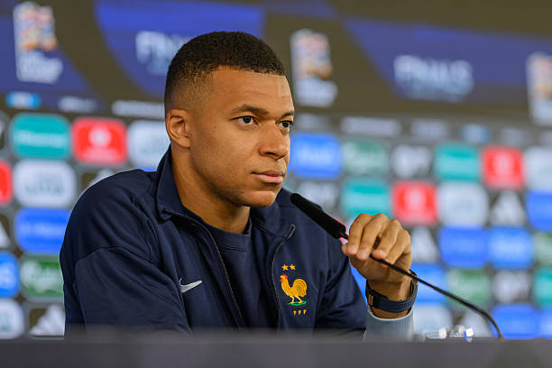 Kylian Mbappé em coletiva de imprensa antes da partida contra a Alemanha | Reprodução/Christian Kaspar-Bartke/Getty Images Embed