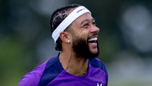 Memphis Depay supera Robin Van Persie e se torna o maior artilheiro da Holanda