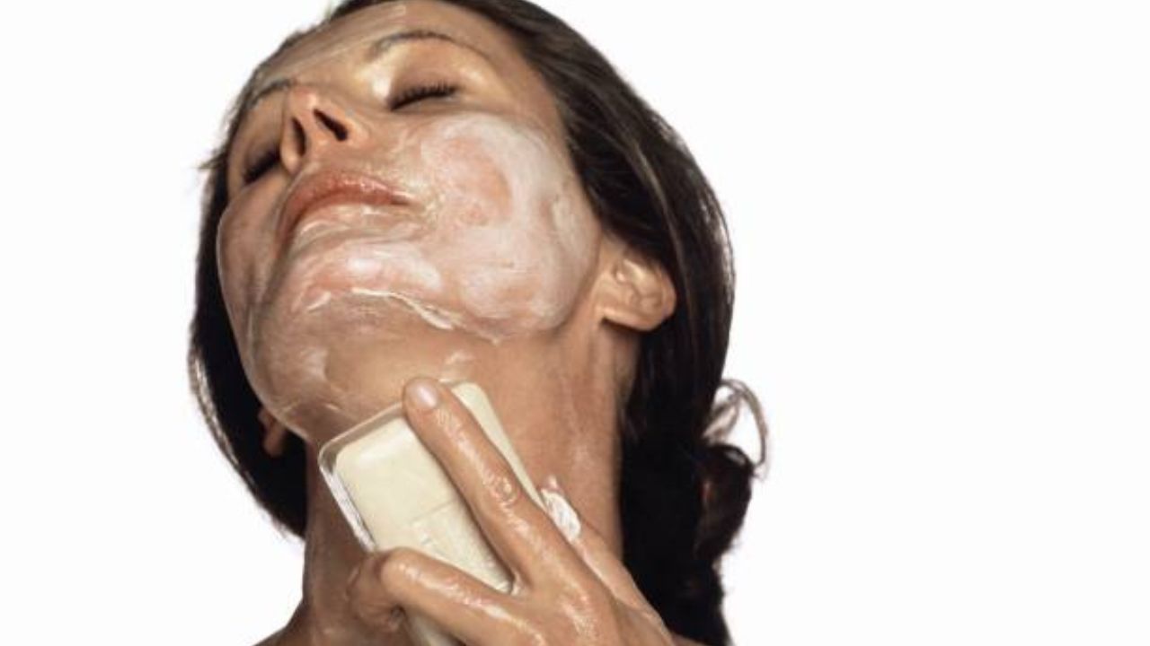 Skincare volta a ter uma rotina mais simples e menos exaustiva | Reprodução/Gianni Penati/Getty Images Embed