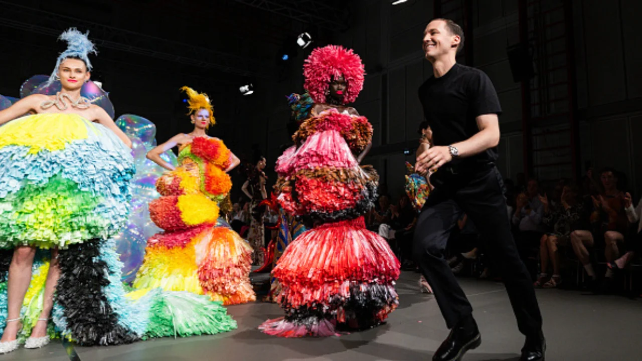 Germanier em seu desfile durante a Semana da Alta-Costura | Reprodução/Aaron Schwartz/Getty Images Embed