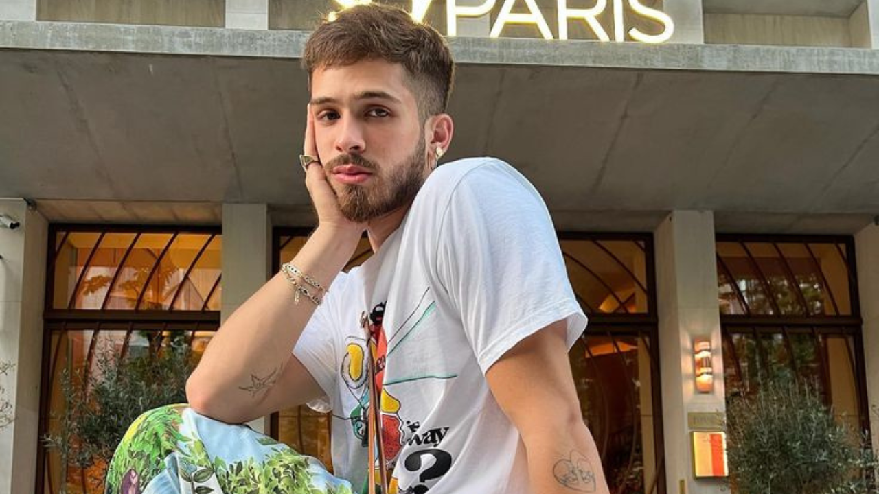 João Guilherme em frente a uma loja l Reprodução/Pinterest/Portaljoãoguilherme)
