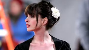 Vestidos dos anos 2000 usados por Anne Hathaway voltam com tudo em 2025