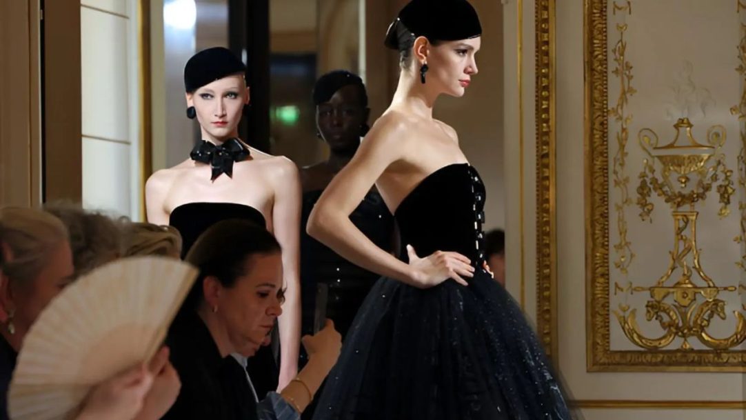 Armani Privé celebra 20 anos com desfile em preto absoluto