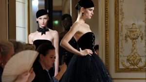 Armani Privé celebra 20 anos com desfile em preto absoluto