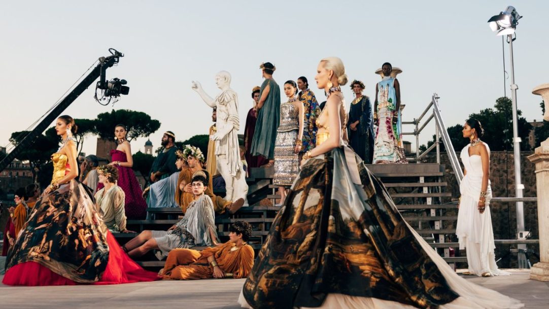 Dolce & Gabbana aposta em beleza escultural sob ruínas de Roma na Alta Moda