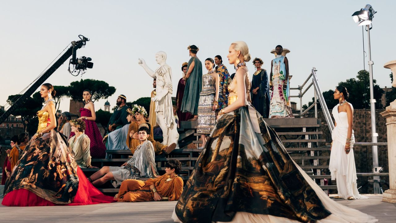 Modelos e figurantes na passarela do desfile de Alta Moda | Reprodução/Ilaria Podesta/Dolce & Gabbana