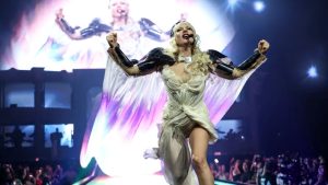 Lady Gaga estreia The Mayhem Ball com show político e rumores de retorno ao Brasil