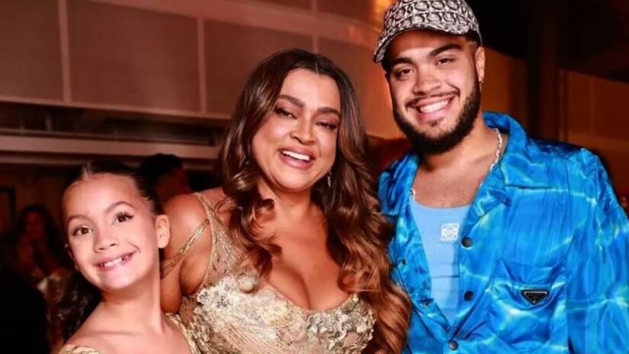 Preta Gil ao lado da neta Sol e do filho Francisco | Reprodução/Instagram/@pretagil