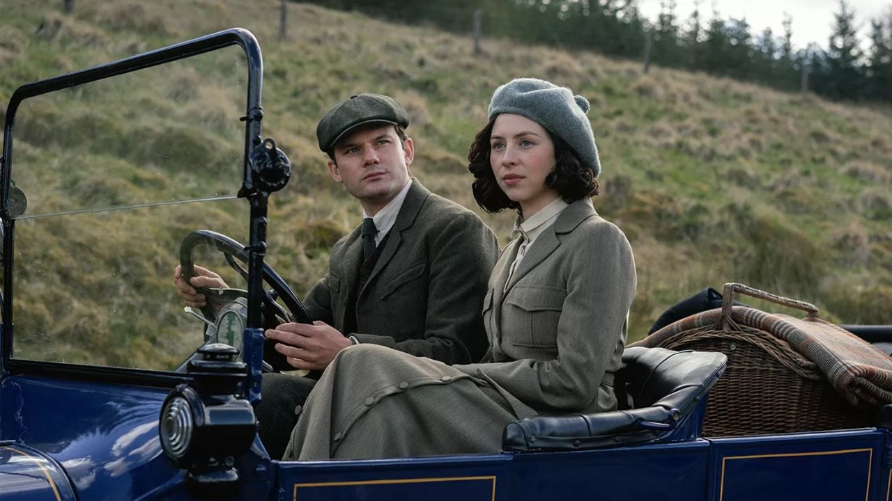 Jeremy Irvine e Hermione Corfield em 'Outlander: Blood of My Blood' | Reprodução/Disney+
