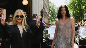 Balenciaga transforma Paris em espetáculo e atrai celebridades na semana de alta-costura