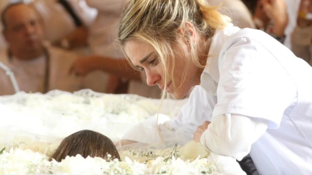 Carolina Dieckmann deixa cerimônia de cremação de Preta Gil visivelmente abalada