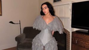 Charli XCX aposta em vestido curtinho da Vivienne Westwood para casamento em Londres