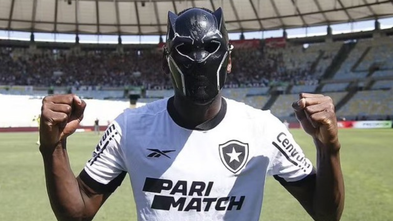 Luiz Henrique com máscara do Pantera Negra quando jogou pelo Botafogo | Reprodução/X/@noitedecopa