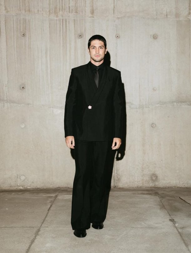 Gabriel Leone usa look da Louis Vuitton em cerimônia do Prêmio Grande Otelo