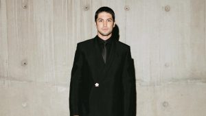 Gabriel Leone usa look da Louis Vuitton em cerimônia do Prêmio Grande Otelo